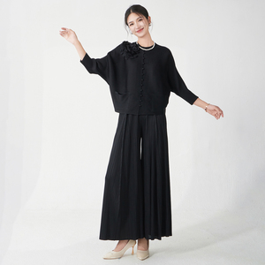 Vêtements en gros Ensemble de mode pour femmes Haut et pantalon décontractés extensibles de créateur Ensemble deux pièces plissé Miyake - Product Image 1