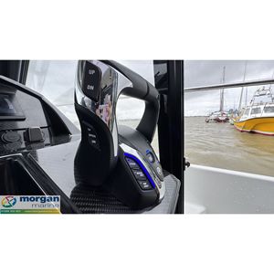 Jeanneau Merry Beverley 895, Lancha de Lujo para Pesca y Patrullaje, Casco de Fibra de Vidrio y Acero, Modelo 2024, Motor de Gasolina, 2+4 Camarotes - Product Image 2
