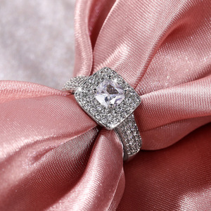 Anello di Fidanzamento F953 con Diamante Taglio Principessa in Oro Bianco per Donna, Colore G Naturale con Montatura Halo - Product Image 2