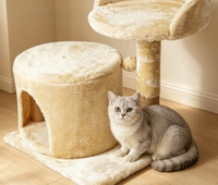 Arbre à chat compact avec niche privée, griffoir en sisal, plateforme de repos ronde et jouet interactif à bille
