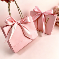 Sacs cadeaux en papier kraft écologiques et recyclables avec logo personnalisé et poignées longues pour la vente au détail de luxe, l'artisanat et les expositions
