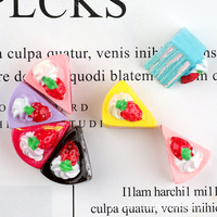 NOUVEAU 2026 – Miniature Kawaii en forme de gâteau triangulaire à la fraise, aliment artificiel en résine, artisanat décoratif pour maison de poupée DIY