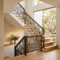 Escalier droit moderne en bois massif et acier avec rampe en verre trempé pour usage intérieur en villa