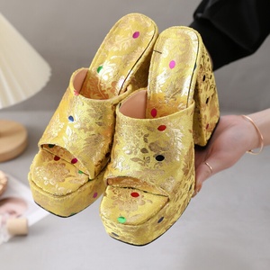 Sandales dorées style gothique pour femme, broderie florale, bout carré, talon épais, plateforme haute - Product Image 3