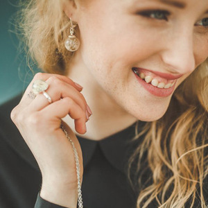 ต่างหูทรงกลมทองแดงวินเทจประดับมอสเขียวแท้รูปดอกแดนดิไลออนแก้ว - Product Image 6