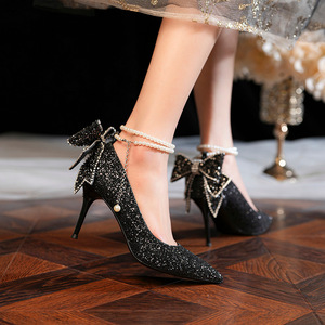 Chaussures de mariage élégantes à talons aiguilles noirs scintillants à bout pointu avec chaîne de perles et nœud, chaussures formelles à talons hauts pour femmes - Product Image 1