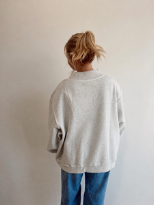 Sudadera de Moda para Mujer con Cuello Medio Alto, Diseño Gráfico de Letras Rosas Personalizado, Ajuste Holgado, Manga Larga, Suave y Casual, Ideal para Otoño - Product Image 2