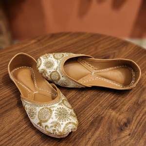 Chaussures de marche artisanales en cuir durable pour filles, style traditionnel Rajasthani, tendance mode, haute confortabilité, BS INTERNATIONAL NAD560 - Product Image 1