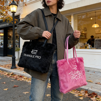 Sac fourre-tout en fausse fourrure pelucheuse avec poignées contrastées, sac à bandoulière doux et moelleux, sac à main personnalisé avec logo brodé pour femmes