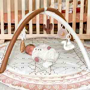 Tapis d'éveil pour bébé avec 6 jouets détachables - Aire de jeux pour le développement visuel, auditif et moteur - Tapis d'éveil lavable pour bébé - Product Image 5