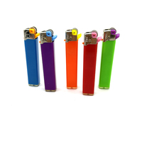 Briquet en plastique au design classique avec allumeur à silex rechargeable au gaz pour fumer des cigarettes