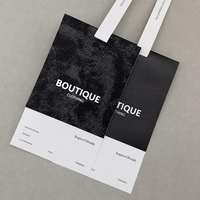 Étiquette rectangulaire élégante en carton, coins nettes, impression offset de haute qualité, détails en police fine, couleur personnalisée, boucle de sangle, pour marque de vêtements