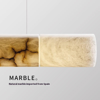 Projet de table de salle à manger de luminaires suspendues en marbre albâtre linéaire en cuivre moderne minimaliste personnalisé