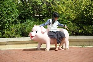 子供の公園の装飾手作りの高品質のリアルな漫画の動物の像等身大のグラスファイバーかわいい豚の座席の像 - Product Image 2