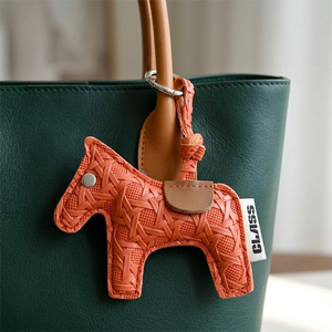 Colgante de Cuero PU Tejido a Mano de Alta Gama con Diseño de Caballo, Cadena Artesanal para Bolso, Accesorio de Ropa - Product Image 5