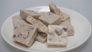 Chocolate Blanco con Nueces Certificado Halal, Grado Alimenticio, OEM/ODM, Mini Bloques, Paquete Personalizado al por Mayor, Snack <span class=keywords><strong>de</strong></span> Chocolate - Product Image 2
