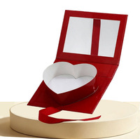Rote Valentinstag-Geschenkbox in Buchstabenform aus Recyclingmaterialien für Blumen, Pralinen und Geburtstagsgeschenke