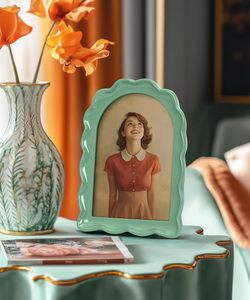 Cadre photo vert serein personnalisé en bois naturel MDF avec finition peinte, support pour photos à suspendre au mur ou à poser sur un bureau, avec logo gravé au laser - Product Image 3