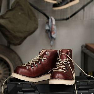 Bottes d'extérieur pour hommes - Bottes de travail élégantes et confortables en cuir véritable à coupe mi-haute, bottines tendance à coupe courte - Product Image 1