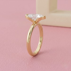 Bague de fiançailles solitaire demi-sertie avec diamant taille ovale et alliance en or uni pour bijoux de mariée modernes et raffinés - Product Image 2