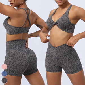 طقم يوجا لياقة بدنية للنساء من Janya بشعار مخصص بدلة جلد النمر الجديدة ملتوية عبر حمالة صدر رياضية شورت بخصر مرن 2 - Product Image 5
