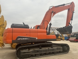 Excavadora de cadenas Doosan DX340LC usada original de Corea, 34 toneladas, pocas horas de trabajo, excavadora hidráulica para minería, para canteras y movimiento de tierras en construcción. - Product Image 2
