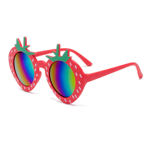 <span class=keywords><strong>Occhiali</strong></span> <span class=keywords><strong>da</strong></span> Sole per Bambine di Alta Qualità con Design a Fragola, Protezione UV400, Logo Carino per Feste, Montatura in PC, Vendita Calda - Product Image 3