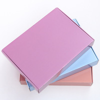 Boîte d'emballage pliable en carton ondulé personnalisée avec logo imprimé bleu ciel blanc noir rose violet pour vêtements chaussettes bouquets