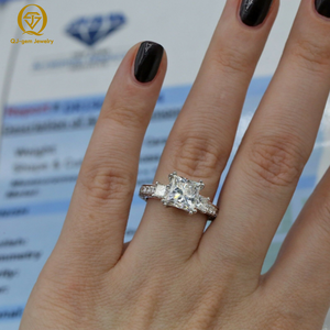 Bague de luxe pour femme en or blanc 18 carats avec trois diamants carrés taille princesse, diamant synthétique certifié IGI couleur D VVS - Product Image 3