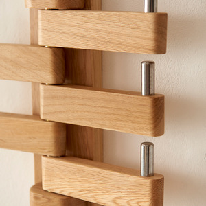 Estante de almacenamiento de madera para montar en la pared con ganchos de acero inoxidable para bolsos y abrigos, para uso en la entrada o el dormitorio. - Product Image 3