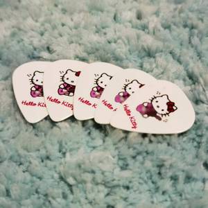 Nouvelles plectres de <span class=keywords><strong>guitare</strong></span> électrique et de basse universelles, style <span class=keywords><strong>Hello</strong></span> <span class=keywords><strong>Kitty</strong></span>, 10 mm d'épaisseur, en forme de cœur, créatives et de haute qualité - Product Image 4