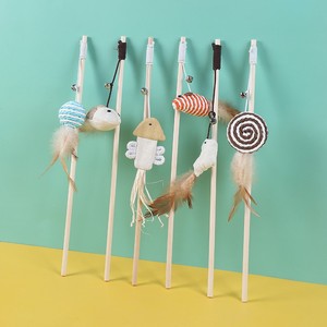 Jouets pour chats en bois de bambou avec clochettes et plumes, jouets interactifs durables pour le divertissement des chats - Product Image 1