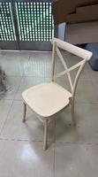 Mobilier d'extérieur couleur bois naturel Salle à manger Restaurant Hôtel Chaise de banquet de mariage à dossier croisé en plastique empilable Plus