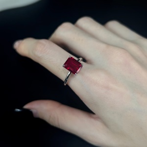 Bague de fiançailles en or 18 carats avec rubis de laboratoire rouge sang de pigeon, sertie griffes, bijoux fins de mariage - Product Image 4