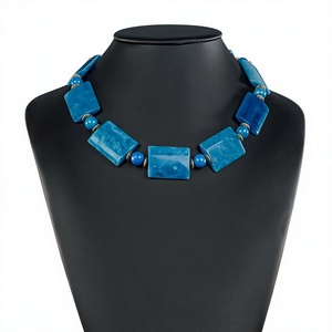 Collier élégant en résine transparente écologique, style ange, design transparent, paillettes dorées, modèle façonné à la main - Product Image 1