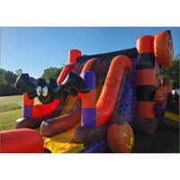 Château gonflable commercial d'extérieur sur le thème de la citrouille d'Halloween avec toboggan intégré pour la location