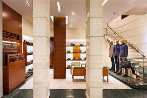Espositore per Abiti in Legno Personalizzato Direttamente dalla Fabbrica <span class=keywords><strong>di</strong></span> Guangzhou per Negozi <span class=keywords><strong>di</strong></span> <span class=keywords><strong>Abbigliamento</strong></span> <span class=keywords><strong>Maschile</strong></span> <span class=keywords><strong>di</strong></span> Alta Gamma - Product Image 3