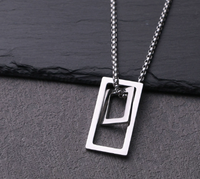 Colliers et foulards tendance personnalisés unisexes avec pendentif carré géométrique simple et élégant pour couples