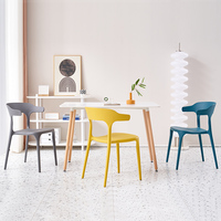 Chaises de salle à manger en vente directe d'usine, style nordique, empilables, chaise Horn, table et chaises en plastique pour salle à manger