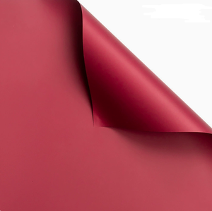 Papel de embalaje mate de plástico impermeable de color rojo sólido y elegante para envolver flores, papel para flores, embalaje floral para regalos. - Product Image 1