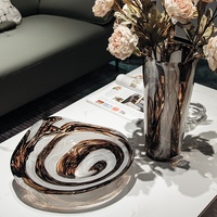 Moderne donkere glazen decoratieve kleine collectie vazen en fruitplateau modellen voor thuis, zachte meubels