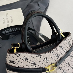 Bolsos de Hombro de Diseñador para Mujer Guesses, Bolso Bandolera de Cuero PU con Monograma Elegante y Correa Ancha - Product Image 3