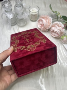 Boîte cadeau en velours bordeaux <span class=keywords><strong>La</strong></span> <span class=keywords><strong>Belle</strong></span> <span class=keywords><strong>et</strong></span> <span class=keywords><strong>la</strong></span> Bête, invitations de mariage, boîte à souvenirs en velours rose avec dorure à chaud de luxe - Product Image 6