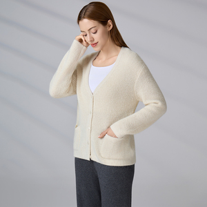 Manteaux en alpaga personnalisés OEM/ODM, pulls en tricot à col en V pour femmes, cardigans blancs d'hiver, pulls à boutons pour filles - Product Image 4