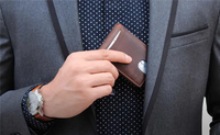 Dompet kulit lipat dua serat karbon pria, dompet kulit lipat dua minimalis RFID, tempat kartu dengan klip uang untuk pria dan wanita
