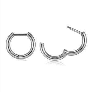 Fabricant personnalise des boucles d'oreilles en alliage de titane F136 de haute qualité, des boucles d'oreilles épaisses, des bijoux perforés à la mode - Product Image 1