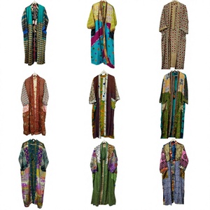 Kimono de luxe d'été, robe longue patchwork faite main, style indien vintage, en soie de sari recyclée, idéal comme cache-maillot ou tenue de nuit. - Product Image 1
