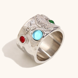 <span class=keywords><strong>Bague</strong></span> cylindrique en acier inoxydable plaqué <span class=keywords><strong>or</strong></span> 18 carats <span class=keywords><strong>avec</strong></span> <span class=keywords><strong>camée</strong></span> et pierre précieuse Bijoux à texture martelée élégants et distinctifs pour femmes - Product Image 3