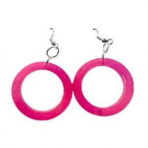 Boucles d'oreilles en résine faites à la main par un designer, avec des motifs artistiques uniques, légères et colorées - Product Image 1