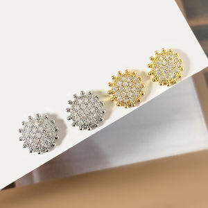 Boucles d'oreilles clous tendance en laiton plaqué or 18 carats avec zircon cubique, motif cœur délicat et mignon, vente en gros, offre spéciale pour femmes - Product Image 2